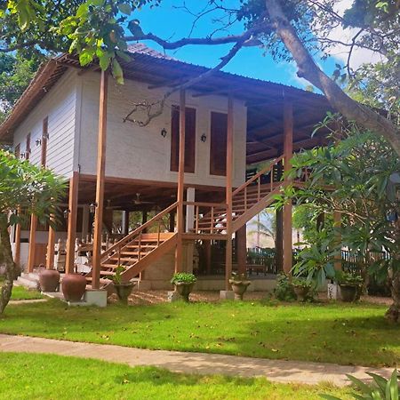 Pasir Putih Resort & Resto Maluk Bagian luar foto