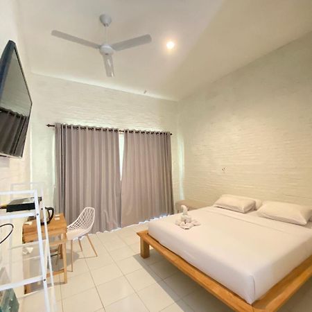 Pasir Putih Resort & Resto Maluk Bagian luar foto