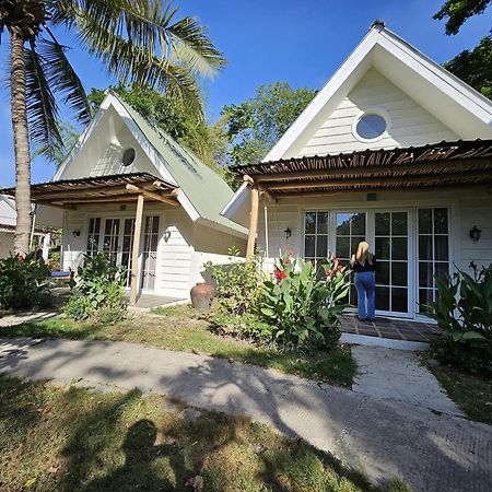Pasir Putih Resort & Resto Maluk Bagian luar foto