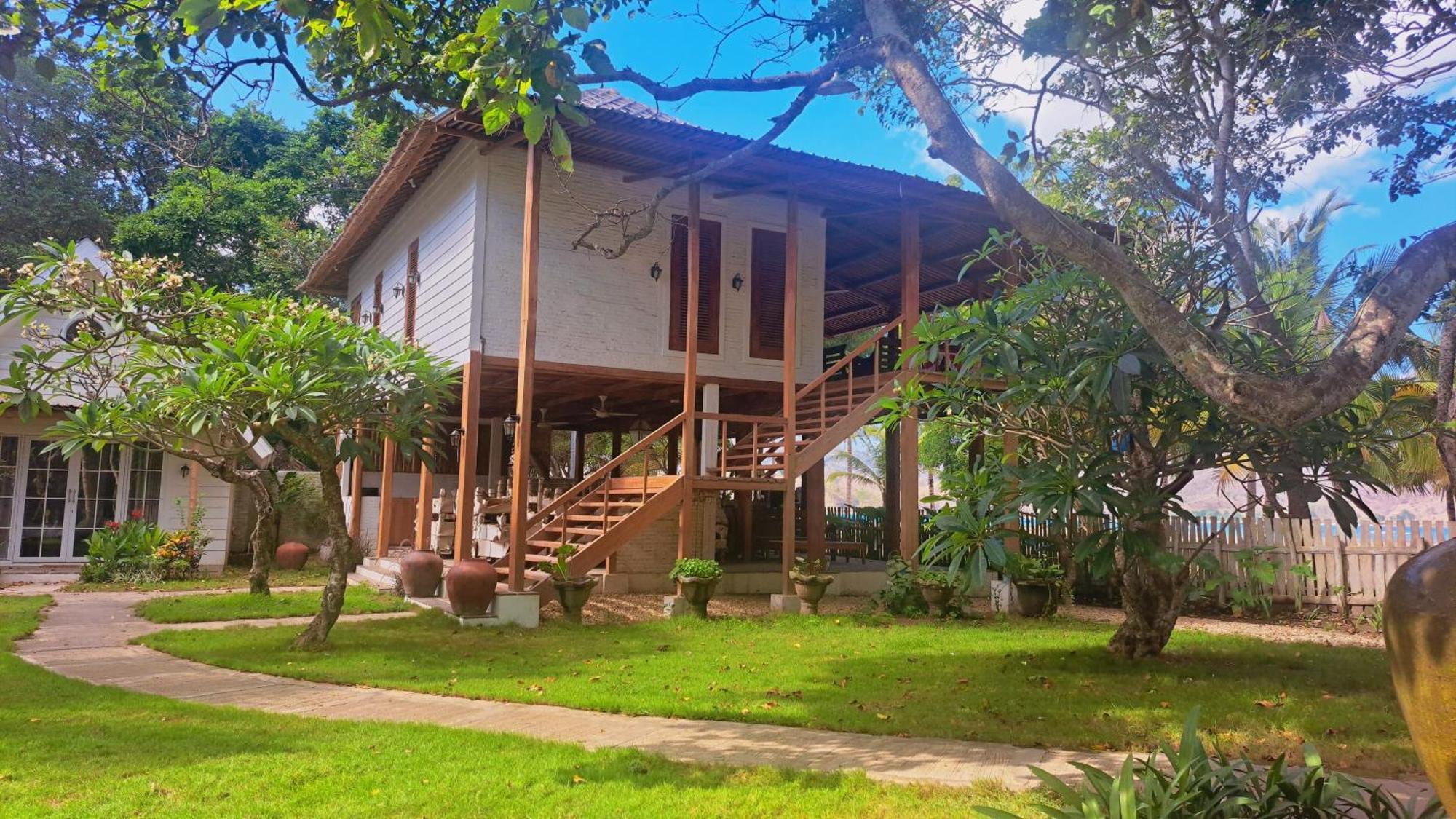 Pasir Putih Resort & Resto Maluk Bagian luar foto