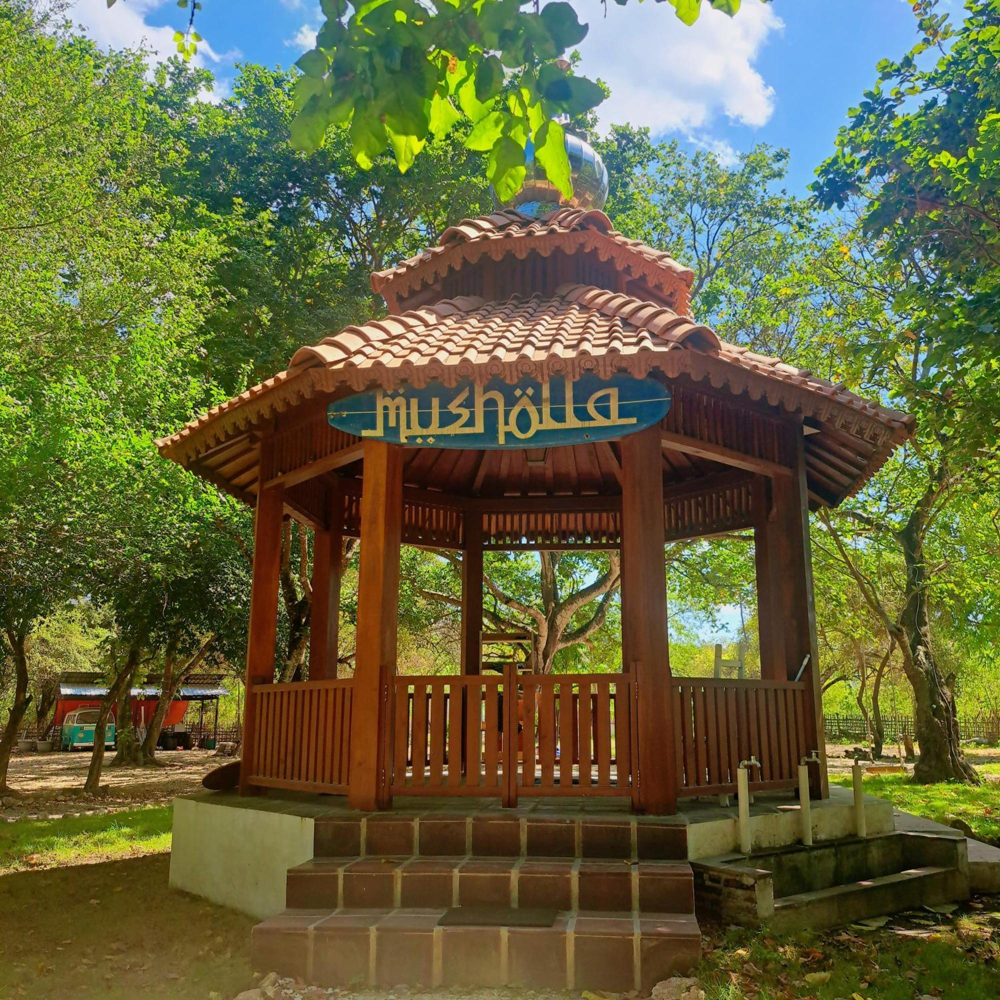 Pasir Putih Resort & Resto Maluk Bagian luar foto