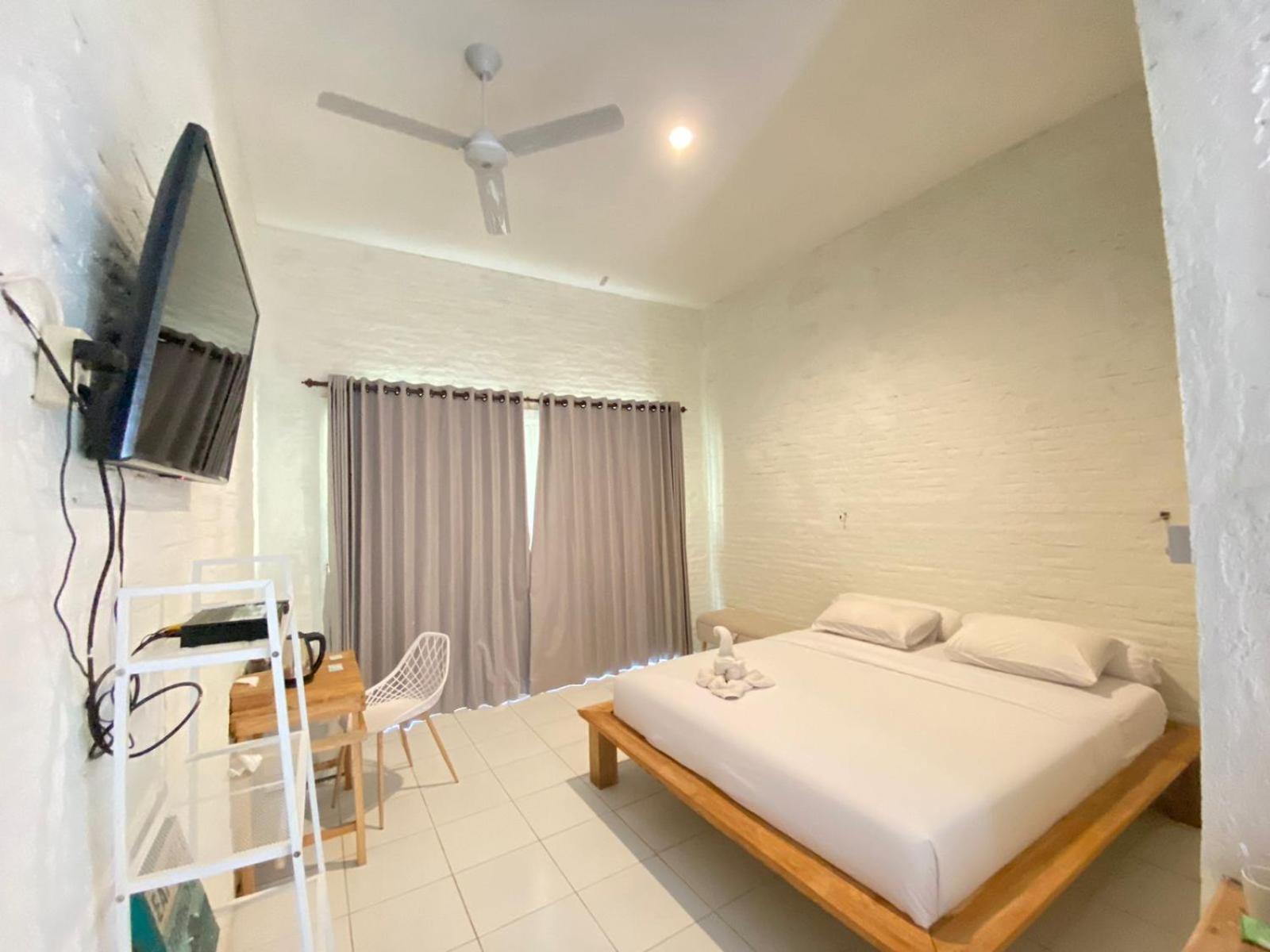 Pasir Putih Resort & Resto Maluk Bagian luar foto