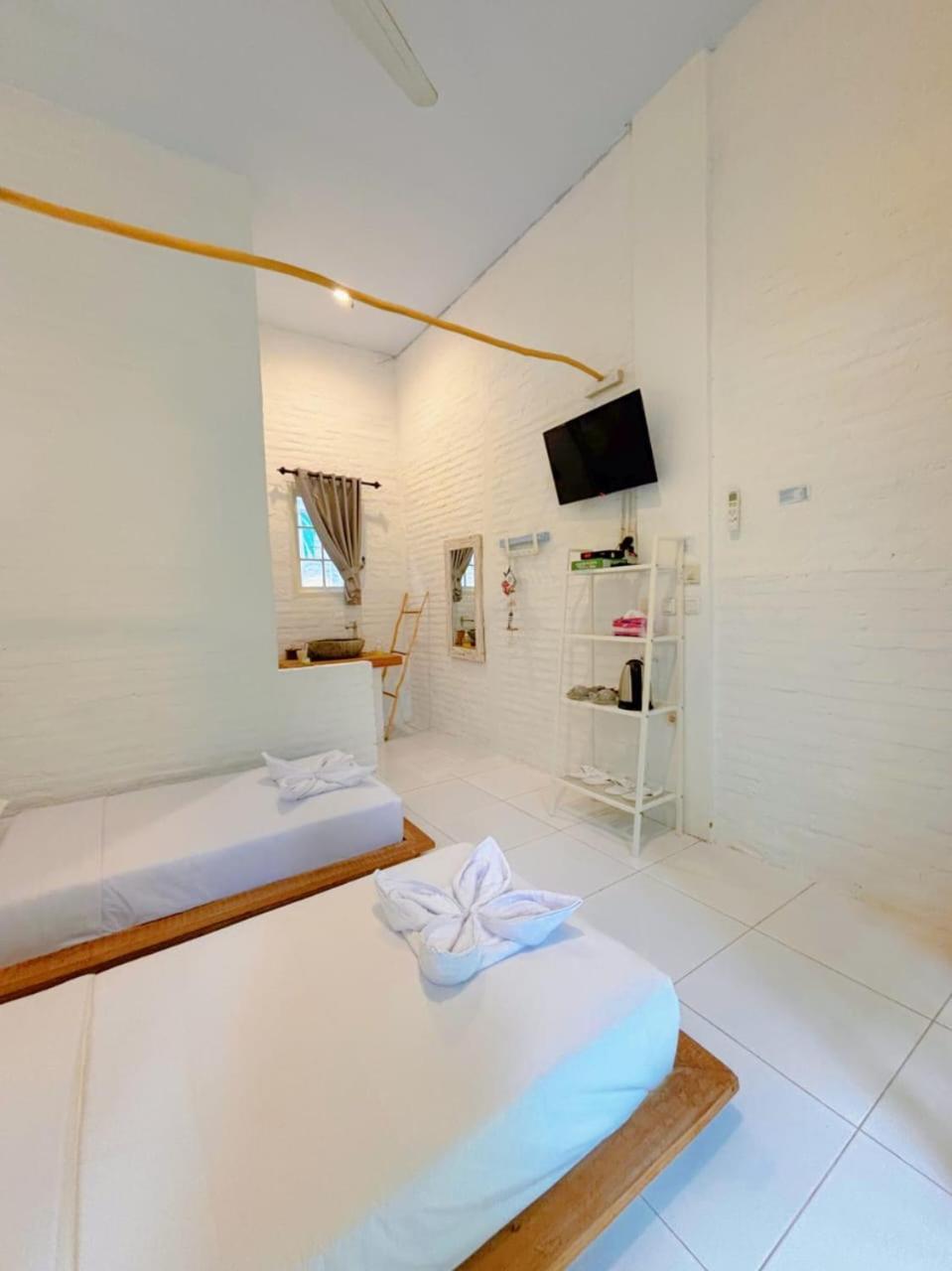 Pasir Putih Resort & Resto Maluk Bagian luar foto