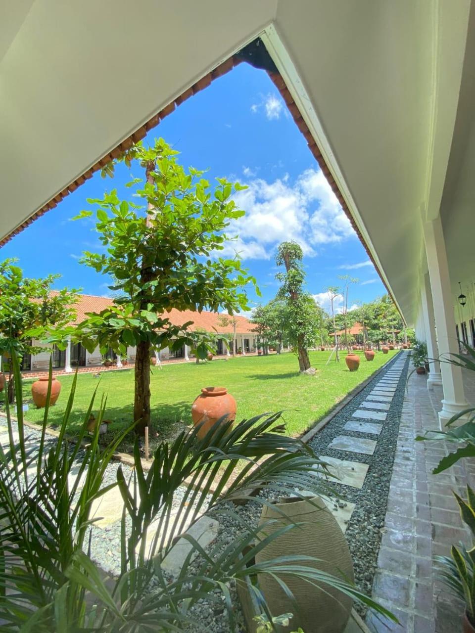 Pasir Putih Resort & Resto Maluk Bagian luar foto