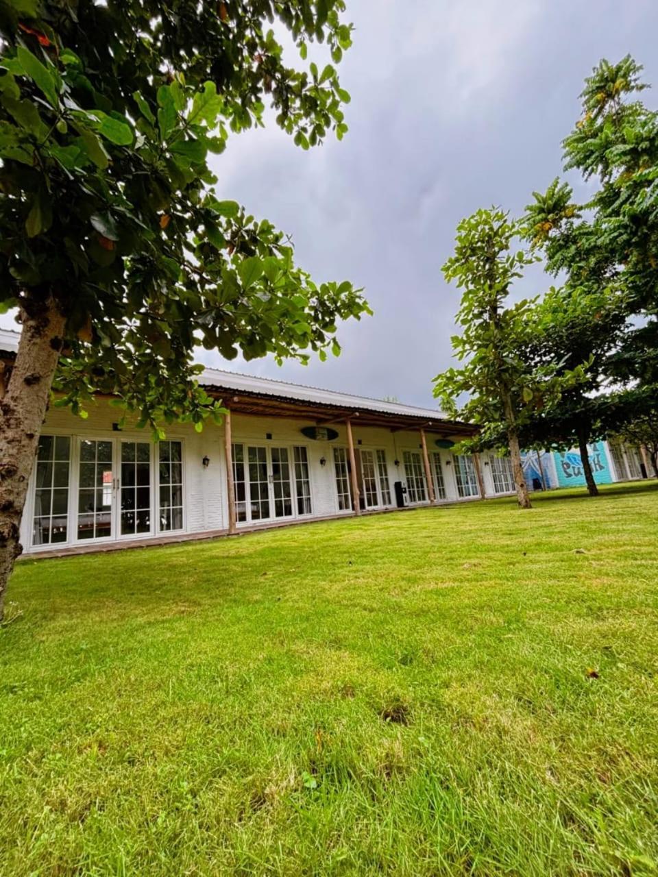 Pasir Putih Resort & Resto Maluk Bagian luar foto