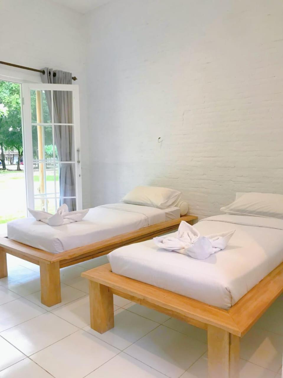 Pasir Putih Resort & Resto Maluk Bagian luar foto