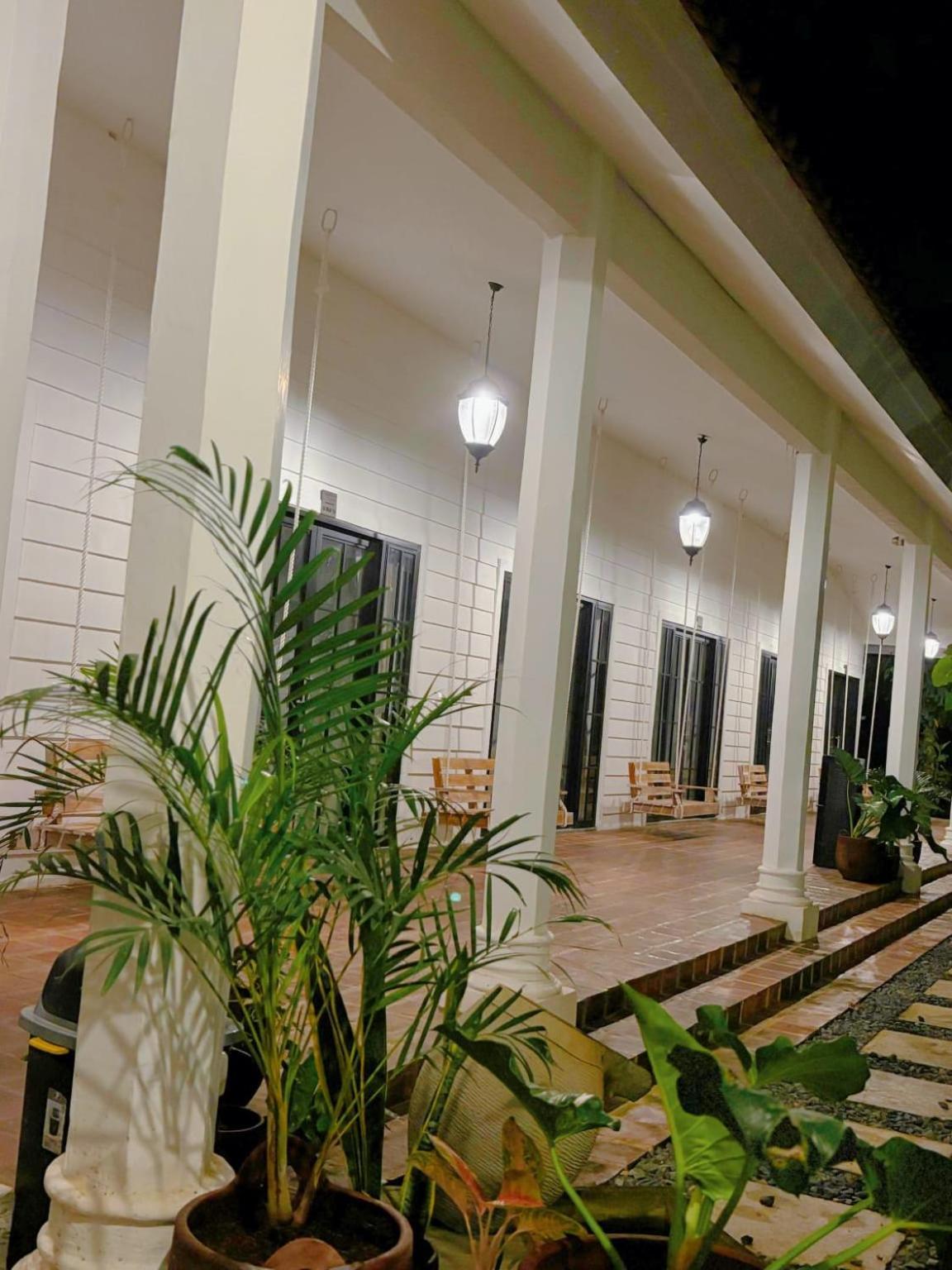 Pasir Putih Resort & Resto Maluk Bagian luar foto